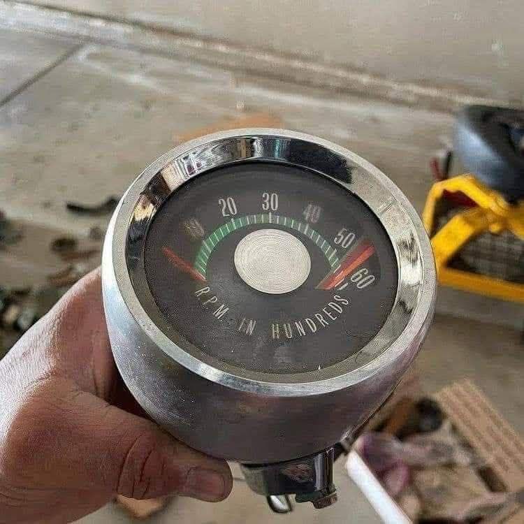 Tachometer thumbnail 3