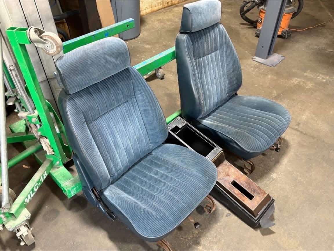 Body seats thumbnail 3