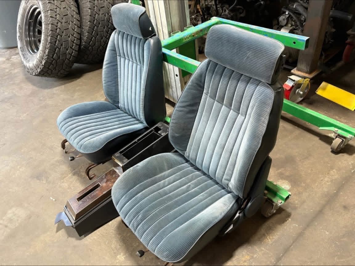 Body seats thumbnail 2